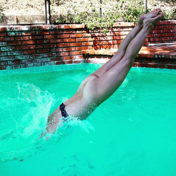 Тяжело больная Сэльма Блэр показала, как прыгает в бассейн без трусов
