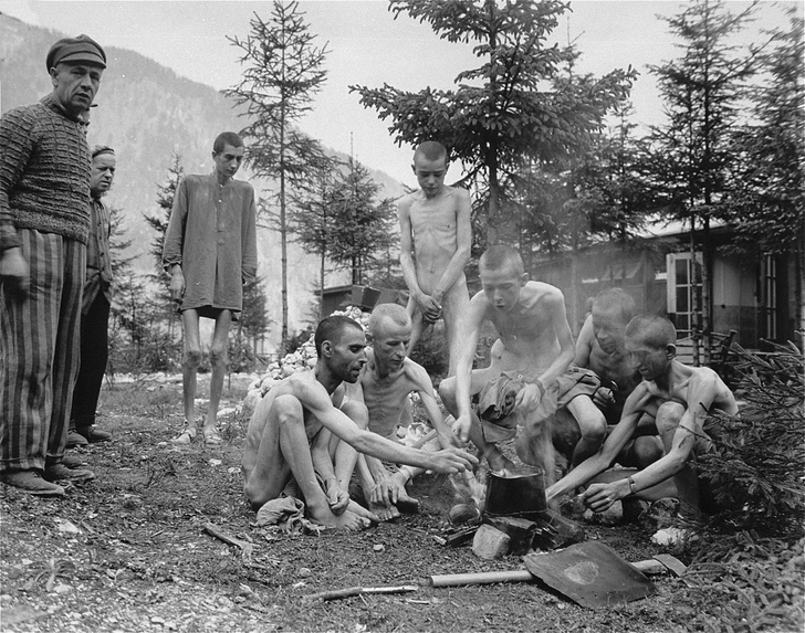 Бывшие узники концлагеря Эбензее, 8 мая 1945 года | Источник: CBW via Legion Media