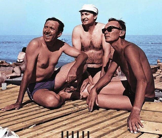 Юрий Никулин, Георгий Вицин и Леонид Гайдай в Крыму во время работы над фильмом «Кавказская пленница, или Новые приключения Шурика». 1966 год | Источник: fishki.net