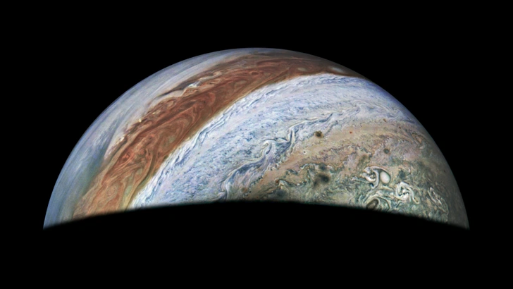 Juno сделала этот снимок Юпитера во время 62-го облета планеты 13 июня 2024 года | Источник: NASA/JPL-Caltech/SwRI/MSSS; image processing: Jackie Branc (CC BY)
