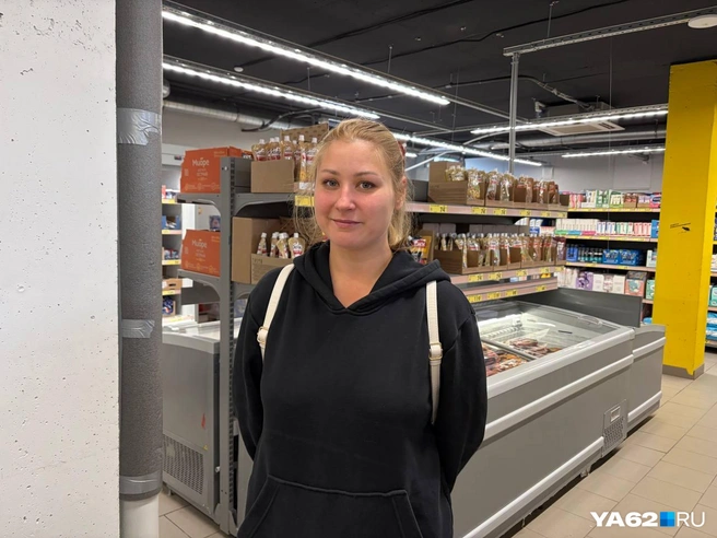 Девушка чаще заходит в магазины ближе к дому, но «Чижик» тоже посещает | Источник: Дарья Ходосевич / YA62.RU