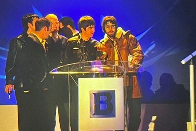 Oasis помирятся с уволенным барабанщиком ради Зала славы