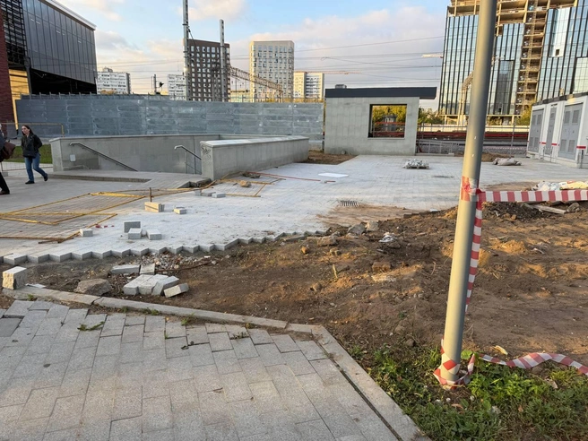 Часть недоделанной плитки разбросана у подземного перехода, где ходят люди. Там же лежит часть железных ограждений | Источник: Вера Борисова / MSK1.RU