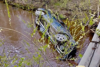 Автомобиль упал с моста в реку в Амурской области