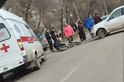 Курьер на самокате столкнулся с Ладой Грантой в Челябинске