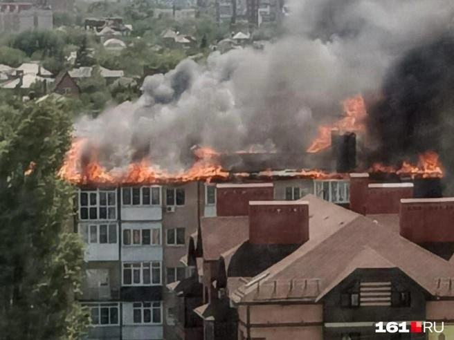 Огонь перекинулся на здание от пожара в хозпостройках, расположенных возле многоквартирного дома | Источник: предоставлено жильцами дома