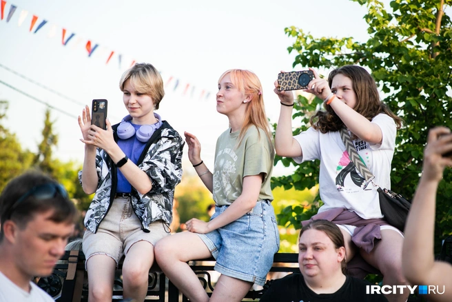 А вот эти три красотки забрались повыше, чтобы ничего не пропустить на сцене | Источник: Ксения Филимонова / «ИрСити»