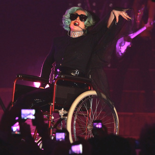 Леди ГаГа показала инвалидную коляску