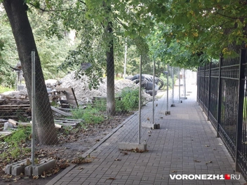 Так выглядит проход слева | Источник: Алёна Воропаева / Voronezh1.ru