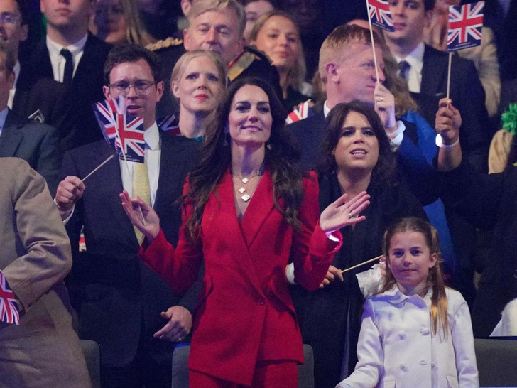 Не боится привлекать внимание: Кейт Миддлтон в красном костюме на концерте в честь коронации