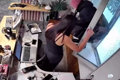 Салон красоты во Владивостоке принимал клиентов через окно