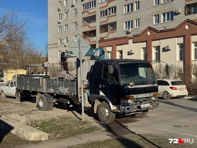 Манипулятор, в кузове которого, по первой версии, Фарход нашел ребенка | Источник: Илья Чикотин / 72.RU 