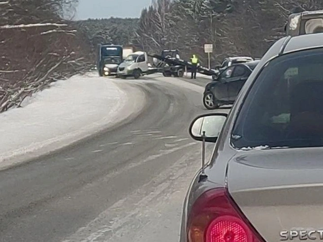 Автомобиль извлекли из кювета | Источник: читатель E1.RU