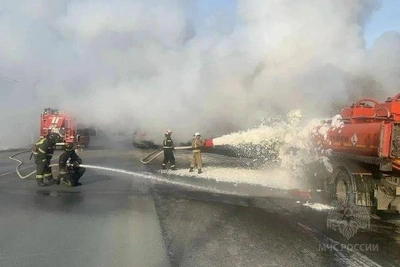 В Орске сгорел бензовоз, пострадал тушивший его мужчина