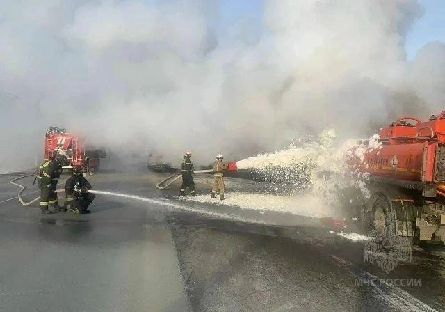 В Орске сгорел бензовоз | Источник: ГУ МЧС России по Оренбургской области