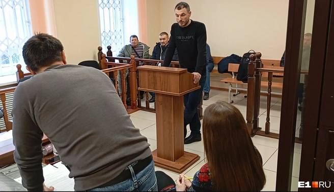 На суде Сергей Колдаев не скрывал, что испытывает неприязнь к бывшему участковому Юрию Золотко | Источник: читатель E1.RU