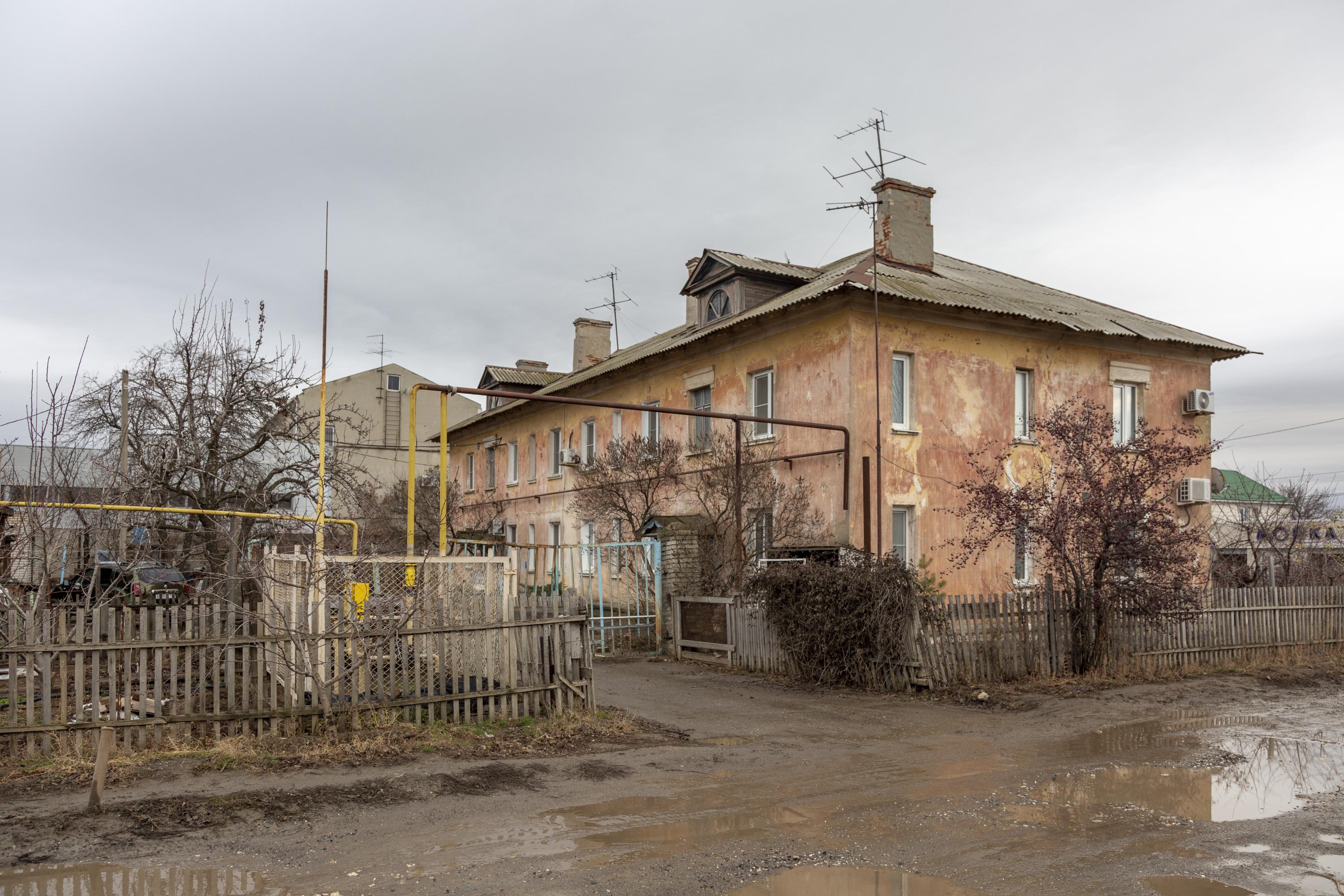 В Волгограде жители многоквартирного дома тонут в фекалиях. По словам  волгоградцев, зловонные проблемы в их доме не решаются с 2008 года - 30  ноября 2021 - V1.ру