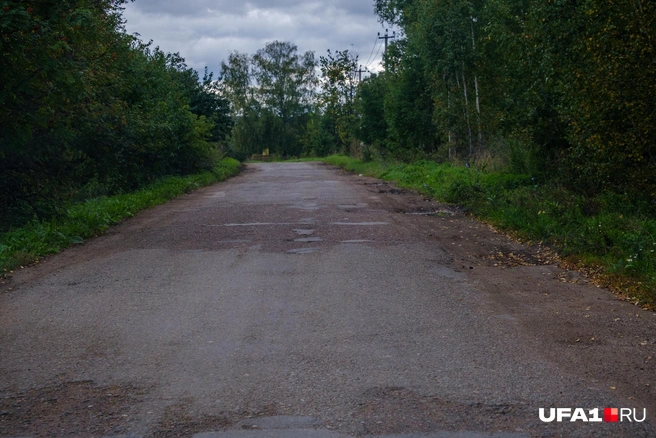 Виднеются кусочки почти ровного асфальта | Источник: Булат Салихов / UFA1.RU