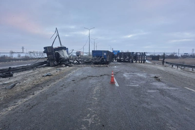 Фура и КамАЗ столкнулись на трассе М-4, есть погибший
