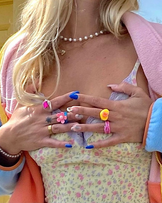 Фото №3 - Самый летний тренд: как носить пластиковые кольца, как у Беллы Хадид и Дуа Липы