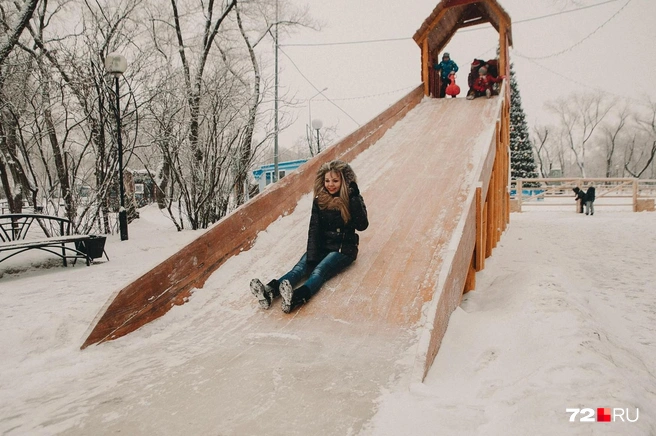 Будем честны: взрослые любят кататься с горок ничуть не меньше, чем дети | Источник: Ирина Шарова / 72.RU