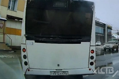 Водитель автобуса в Южно-Сахалинске перекрыл встречную полосу