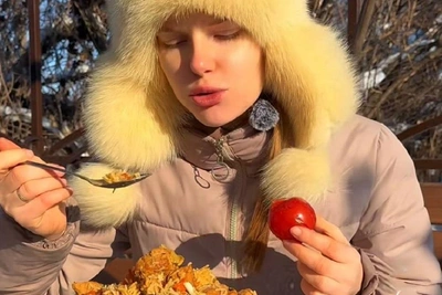 Волгоградский блогер готовит узбекский плов на природе