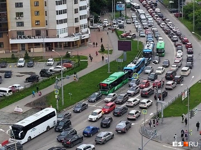 Автомобилисты застряли в глухих пробках | Источник: читатель E1.RU