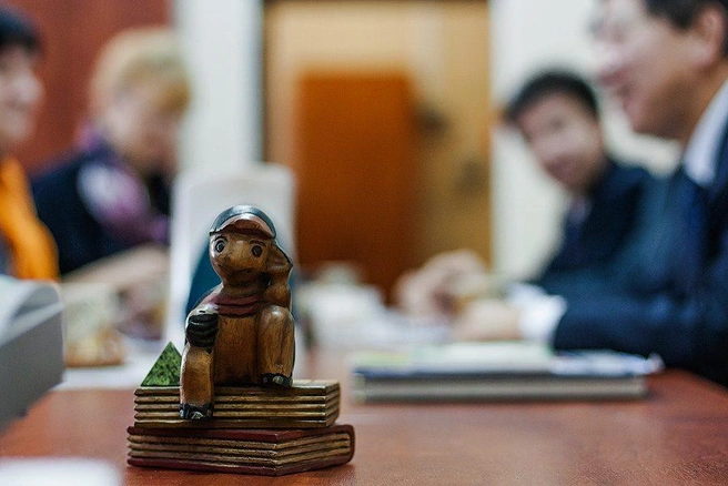 Черепашка в Пушкинской библиотеке слушает китайского консула | Источник: Ксения Зимина