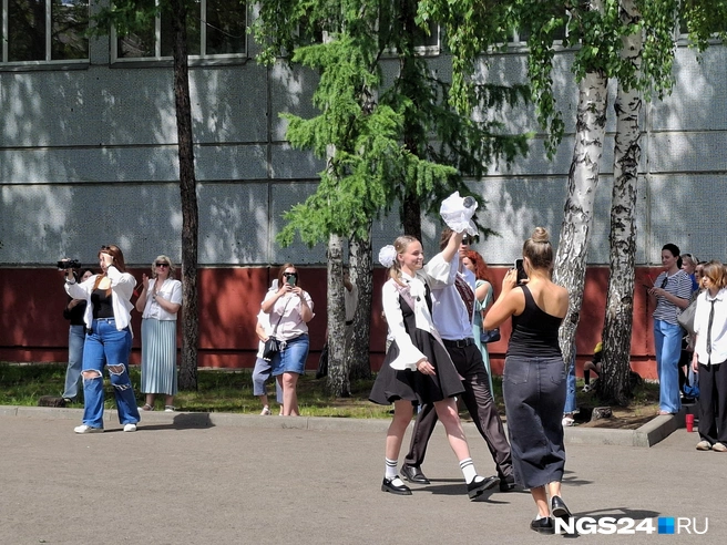 Именно Лиза давала последний звонок  | Источник: Татьяна Зарва / NGS24.RU