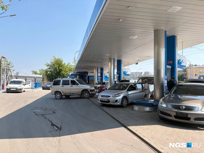 АЗС на Сухарной какое-то время не работала. Автомибилсты думают, что не было топлива | Источник: Настасья Медведева / NGS.RU