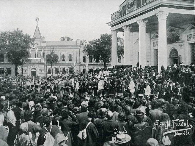 Вынос мощей преподобного Серафима из Успенского собора | Источник: Альбом видов Саровской пустыни / Andcvet.narod.ru