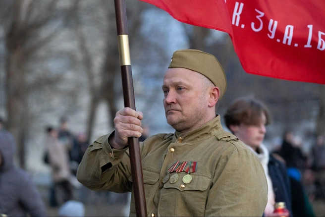 Последнюю лампаду «9 мая 1945 года» зажег солдат, несущий Знамя Победы | Источник: Вери Гуд Групп
