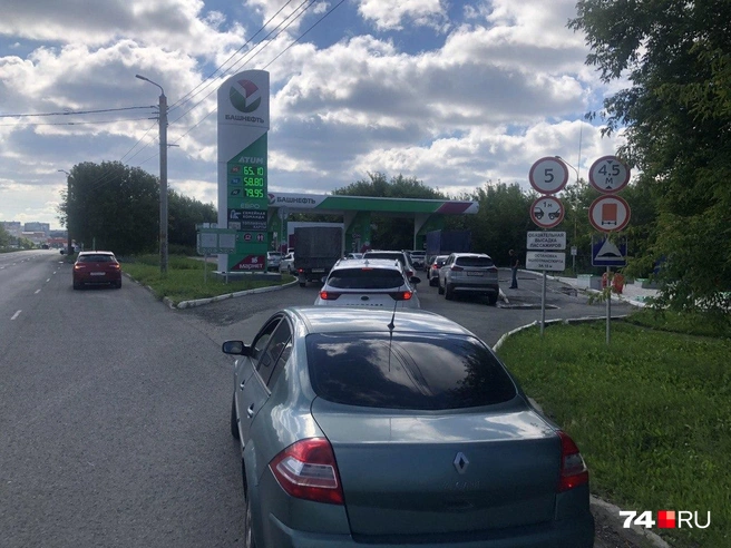 АЗС «Башнефть» в Челябинске на проспекте Победы: очереди еще не кыштымские, но больше обычного | Источник: Артем Краснов