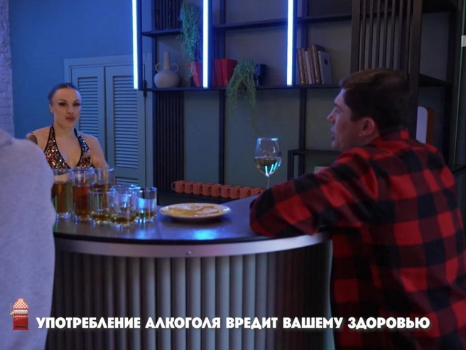 В баре Дмитрий флиртовал с официанткой | Источник: «Пятница!»