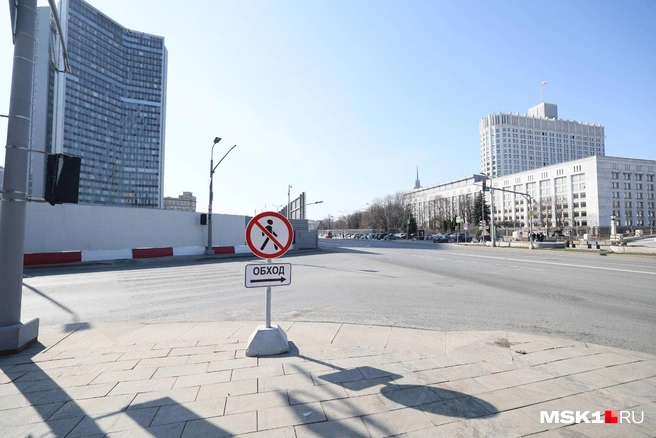 Дом-книжка напротив здания правительства России | Источник: Артем Устюжанин / MSK1.RU