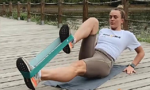 Видео: комплекс упражнений с фитнес-резинками для тонкой талии