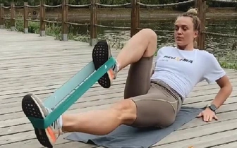 Видео: комплекс упражнений с фитнес-резинками для тонкой талии