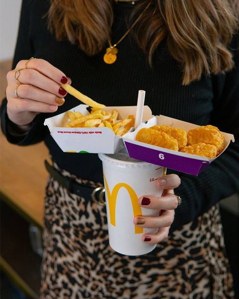 «Макдоналдс» показал лайфхак, как можно есть их еду одной рукой на бегу