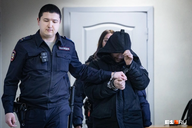 Эдуард прятал лицо под длинным черным капюшоном | Источник: Владислав Лоншаков / E1.RU