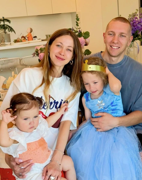 Энни подарила мужу дочерей 