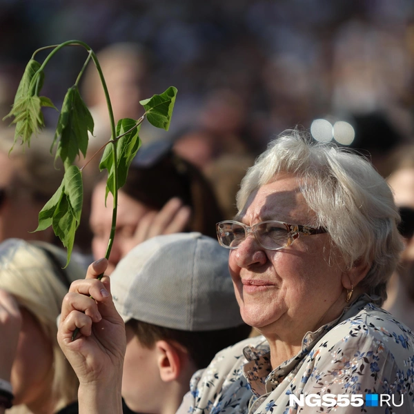 Но первое впечатление обманчиво, ведь посмотрите, какая счастливая женщина ждет выступления хита «Ягода малинка» | Источник: Евгений Софийчук / NGS55.RU