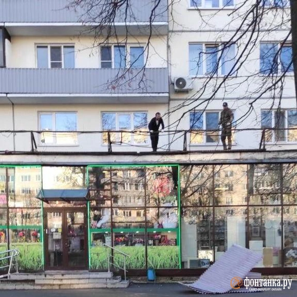 На проспекте Художников рабочие сбрасывали профнастил на тротуар без ограждений. Видео | Источник: читатель «Фонтанки»