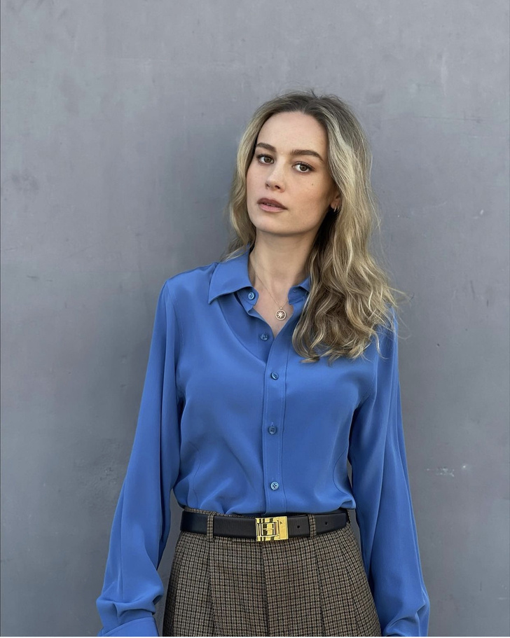 Синяя шелковая блузка вместо белой хлопковой — новая «униформа» для офиса к весне, как у Бри Ларсон