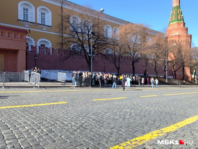 Люди ждут в очереди перед Мавзолеем | Источник: Александра Кудряшова / MSK1.RU