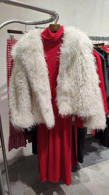 Укороченные лохматые шубы сейчас на пике | Источник: «На модных щах» / Telegram