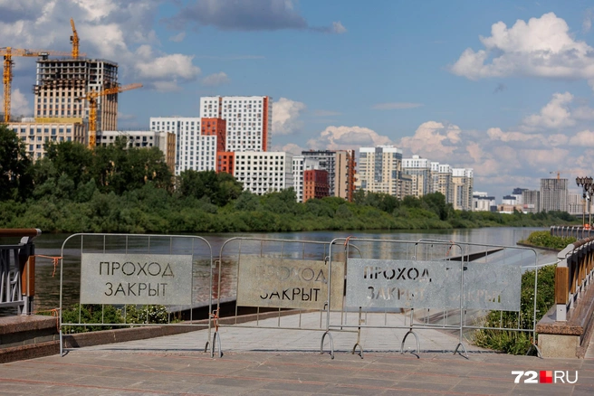 На набережной нередко можно увидеть экстремалов, которые хотят прокатиться по парапету набережной на самокате или велосипеде. Чтобы пробраться к опасному участку было не так просто, здесь поставили ограждения | Источник: Ирина Шарова / 72.RU