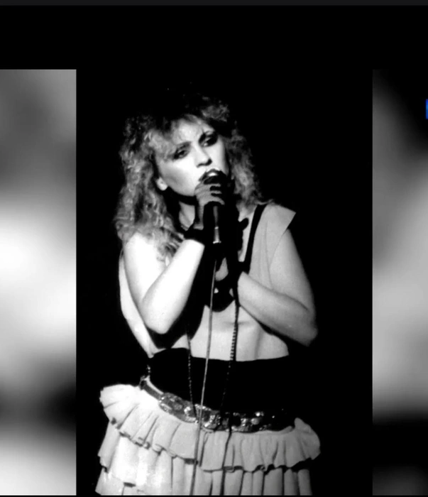 Валентина Легкоступова не раз говорила, что родилась певицей — она с раннего детства знала, что будет заниматься музыкой и ничем другим | Источник: кадр программы «Пока все дома», телеканал «Россия 1».