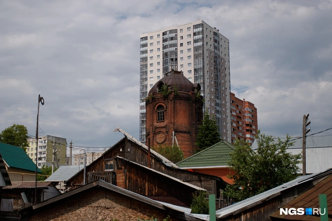 «Фишка» частного сектора на Кирова — старая водонапорная башня, которую признали объектом культурного наследия. Будущему застройщику предстоит вписать постройку в концепцию жилого комплекса | Источник: Андрей Бортко / NGS.RU