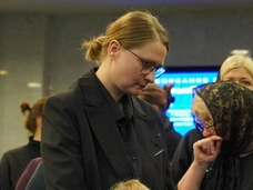 Сын мужественно держался, дочь обнимала сестренку, а жена казалась обессиленной: семья Попова попрощалась с ним